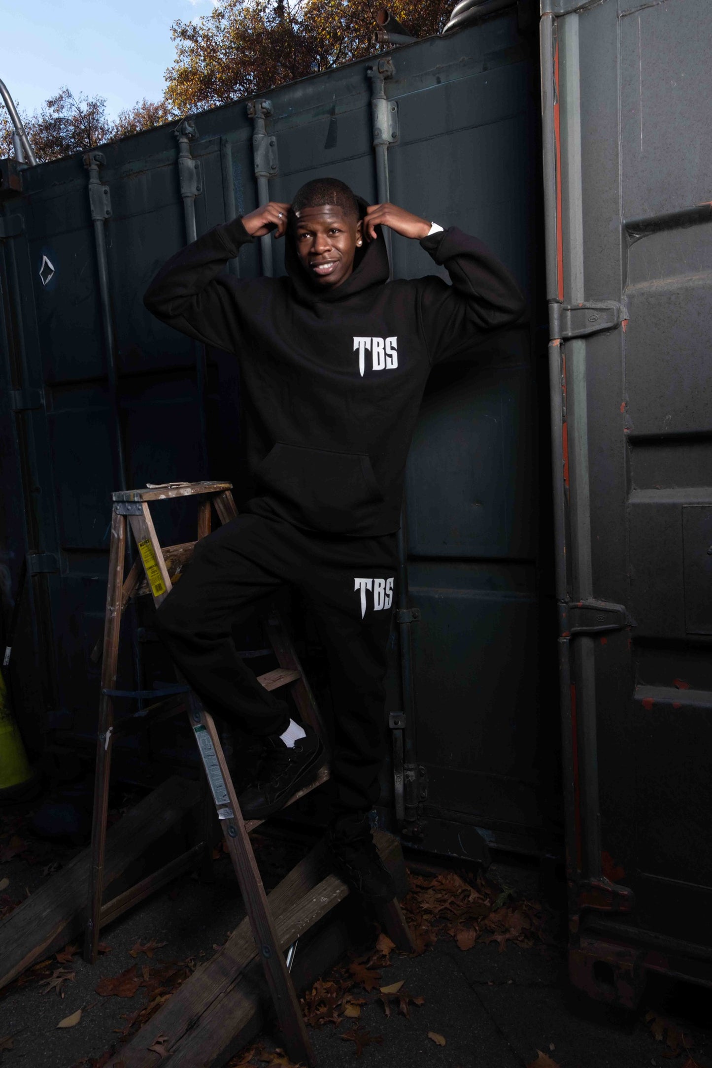 BLACK TBS PULLOVER SWEATSUIT